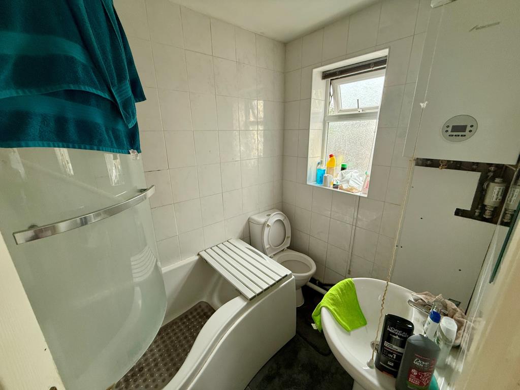 Lot: 38 - FREEHOLD BLOCK OF FLATS FOR INVESTMENT - Flat A bathroom with W.C.